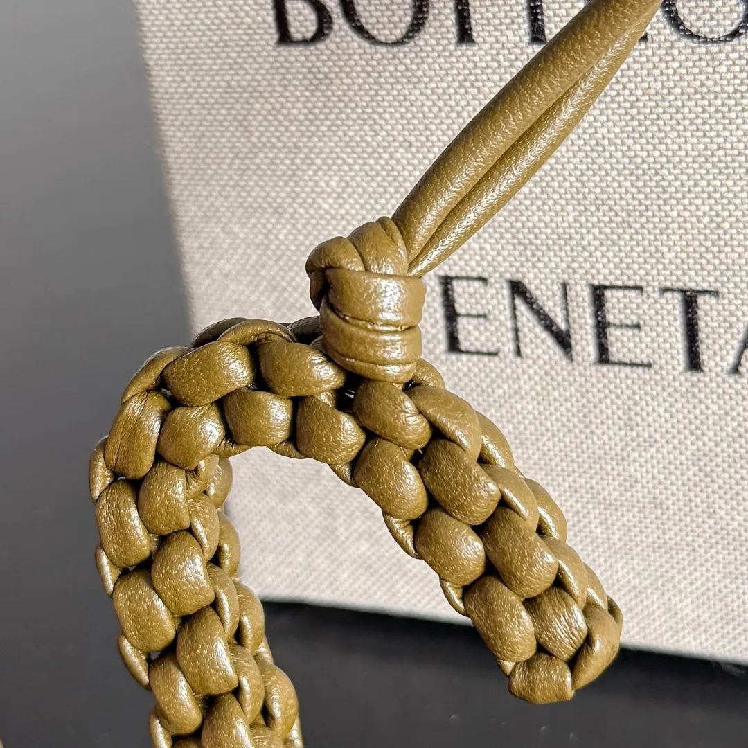 Batch 420 Let’s see what new cute little thing BV has released~ It’s this letter pendant, which is different from the puppy pendant. The weaving of this letter is more three-dimensional, and the material is very solid, and it is not easy to deform even if it is folded. Style number: S